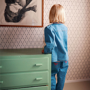 Брюки прямые джинсовые Flöss "Hazel Mid Blue Rinse", банты на светло-голубом